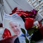 Fotos del papa Francisco a los pies de la estatua del papa Juan Pablo II enfrente del hospital Agostino Gemelli de Roma, donde se encuentra internado desde el 14 de febrero.
