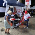 Personas bailan en un centro de información de votación de un partido político este domingo, en Tegucigalpa (Honduras).