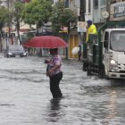 Las fuerte lluvia que soportó Guayaquil anegó varias vías, la mañana de este lunes 24 de febrero.
