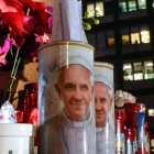 Velas y flores frente al hospital Gemelli de Roma donde está ingresado el papa Francisco.
