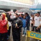 Trabajadores de CNEL protestaron en los exteriores de la unidad de negocio La Garzota, en el norte de Guayaquil, la mañana de este lunes 24 de febrero.