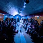 La pasarela de moda se realizó en el túnel peatonal de la estación San Francisco del Metro de Quito.