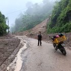 El kilómetro 120 de la vía Cuenca- Girón- Pasaje está cerrado debido a un deslizamiento de lodo.