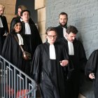 Los abogados bajan las escaleras el primer día del juicio contra el cirujano jubilado Joel Le Scouarnec, acusado de agredir o violar a 299 pacientes, en el Tribunal Penal de Vannes, el 24 de febrero de 2025.