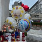 Cartas, globos y flores se acumulan en las puertas del hospital Gemelli en Roma.