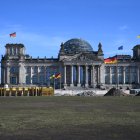 Una bandera ucraniana en el edificio del Reichstag que alberga el Bundestag (cámara baja del parlamento alemán) mientras se realizan obras de construcción frente al edificio.
