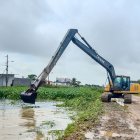 Con maquinaria pesada, la Alcaldía se ha visto obligada a intervenir áreas inundadas, con maleza y basura.