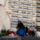 Una monja reza bajo la estatua del difunto Papa Juan Pablo II afuera del Hospital Agostino Gemelli, donde el Papa Francisco está hospitalizado en Roma, Italia, el 23 de febrero de 2025.