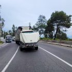 El tráiler quedó detenido sobre un carril de la av. Simón Bolívar, tras presentar un desperfecto.