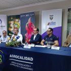 Las autoridades de Agrocalidad, Ministerio de Agricultura y los exportadores anuncian la exportación de pitahaya y aguacate a Argentina.