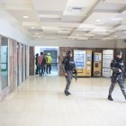 Policías resguardan la parte interior del hospital Teodoro Maldonado Carbo, en el sur de Guayaquil.