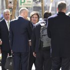 El presidente de Argentina, Javier Milei (c), llega a la sede del Banco Iberoamericano de Desarrollo (BID) este viernes, en Washington (EE.UU.).