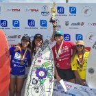 Barona, con la copa en alto, lideró la categoría Open femenina en Manta.
