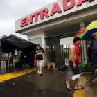 Temor. Varios pacientes del Hospital del IESS Teodoro Maldonado Carbo temen caminar por los alrededores del centro médico; piden mayor resguardo policial y militar.