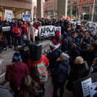 La gente se manifiesta para defender a los trabajadores federales estadounidenses contra las políticas del presidente Donald Trump y Elon Musk, afuera del edificio federal Thomas P. O"Neill, Jr. en Boston.