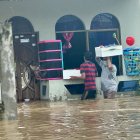 Los habitantes de la parroquia Calderón trataban de rescatar sus pertenencias, ante las inundaciones.