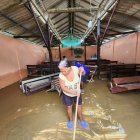 Los habitantes remueven el fango que quedó en diferentes edificaciones, tras las inundaciones.