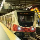 Un hombre bajó hacia los rieles del tren en la estación de El Ejido. Este acto es prohibido por seguridad