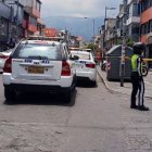 Agentes de la Policía y AMT cercaron la calle J de Solanda para realizar las investigaciones de la muerte violenta.