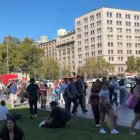 Miles de personas caminan por el sector Barrio Cívico, frente a La Moneda, en Santiago, tras la suspensión del servicio del metro.
