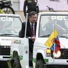 El presidente Gustavo Petro asiste a una ceremonia militar durante la juramentación del nuevo Director de la Policía Nacional, General Carlos Triana