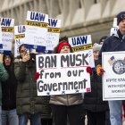 Investigadores, académicos y simpatizantes en una manifestación contra la congelación de fondos por parte del Departamento de Eficiencia Gubernamental (DOGE) frente al edificio de Salud y Servicios Humanos (HHS) de EE.UU. en Washington.