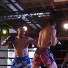 Roberto Veintimilla (i) enfrentó a Jefferson Cagua en la división de los 70 kilogramos durante uno de sus últimos combates en el FightCup de la ciudad de Quito.