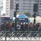 Personas esperan un bus tras un corte eléctrico que afecto a más del 90 % del país este martes, en Santiago (Chile).