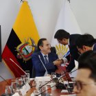 El presidente de la mesa, Fernando Cedeño, y el asambleísta Leonardo Berrezueta; ambos del correísmo.