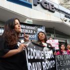 Las hijas de Fernando Villavicencio, familiares y amigos, realizaron un plantón en los exteriores de la Fiscalía de Pichincha, en Quito.