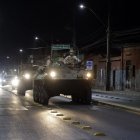 Soldados del ejército en un vehículo militar patrullan una calle durante un estado de emergencia luego de un apagón en Santiago el 26 de febrero de 2025.