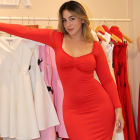 La influencer revoluciona a la ciudad con sus modelos sexys y elegantes