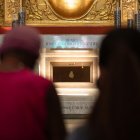 Un altar del beato José Gregorio Hernández durante una misa en la iglesia Santuario Nuestra Señora De La Candelaria, este martes, en Caracas (Venezuela).