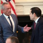 El secretario de Salud, Robert F. Kennedy Jr., habla con el gobernador Josh Shapiro (demócrata por Pensilvania) durante una reunión en la Casa Blanca.