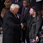 París. El presidente Trump saluda a su colega Volodímir Zelenski.