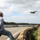 Un avión de combate Mirage 2000 de la Fuerza Aérea de Taiwán se prepara para aterrizar en una base de la Fuerza Aérea en Hsinchu.