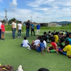 Niños y jóvenes de una escuela del populoso sector de Guayaquil fueron visitados por exjugadores para olvidar carencias y necesidades
