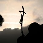 Las nubes se agolpan en el cielo mientras los fieles rezan al pie de la estatua del fallecido Papa Juan Pablo II frente al Hospital Agostino Gemelli, donde está hospitalizado el Papa Francisco, en Roma, Italia, 26 de febrero de 2025.