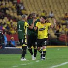 Mario Pineida (d) fue expulsado en el partido de Barcelona ante El Nacional por la fase 2 de Copa Libertadores