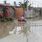 Inundación. En la calle 40 a veces resulta imposible movilizarse por el agua acumulada.