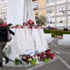 Dibujos, velas y mensajes para la recuperación del Papa Francisco se encuentran en la estatua de Juan Pablo II, afuera del Hospital Agostino Gemelli, donde permanece hospitalizado, en Roma, Italia, 27 de febrero de 2025.