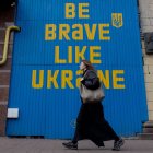 Una mujer camina por una de las calles centrales de Kiev el 27 de febrero de 2025, en medio de la invasión rusa de Ucrania.