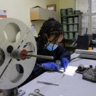 Doria Jiménez, empleada de la Cinemateca Dominicana, trabaja en el proceso de rescate y restauración de películas en el Archivo de la Nación este viernes, en Santo Domingo (República Dominicana).