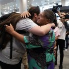 Teresa del Carmen Araya (d) abraza a su hija Jada Thiemann a su llegada al Aeropuerto Internacional Arturo Merino Benitez este 22 de febrero de 2025, en Santiago (Chile). EFE/ Ailen Díaz