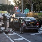 Las fuerzas de seguridad israelíes inspeccionan un vehículo en Gan Shmuel después de que, según informes, un hombre lo embistiera contra peatones en el cruce de Karkur, al sur de la ciudad de Haifa.