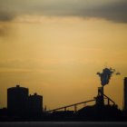 Humo emerge de diversas fábricas en una imagen de archivo. EFE/Everett Kennedy Brown