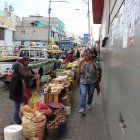 Asociaciones de comerciantes señalan que el índice de vendedores informales afuera de mercados y centros comerciales del ahorro afecta sus ganancias.