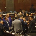 Negociaciones. El socialcristiano Jorge Enrique Acaiturri, en medio de los suyos, afina sus estrategias entre los bloques oficialista y correísta.