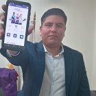 Danny Llerena, coordinador de Zona 8 de Arcsa, muestra la aplicación renovada de la entidad.