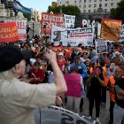El vicepresidente de la Coordinadora Nacional de Organizaciones de Jubilados y Pensionados de Argentina, Marcos Wolman, de 89 años, pronuncia un discurso.